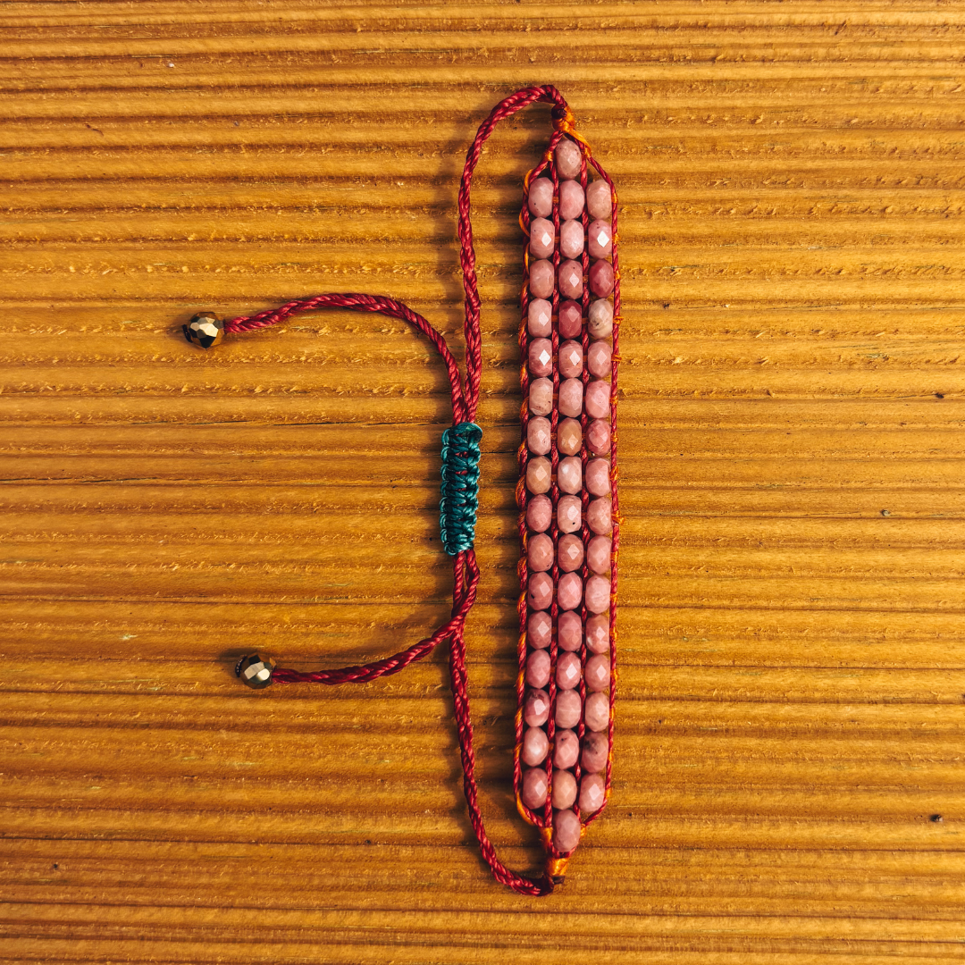 Gros plan sur les perles de rhodonite du bracelet manchette Signature