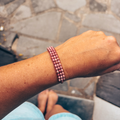 Bracelet manchette Signature en rhodonite porté au poignet