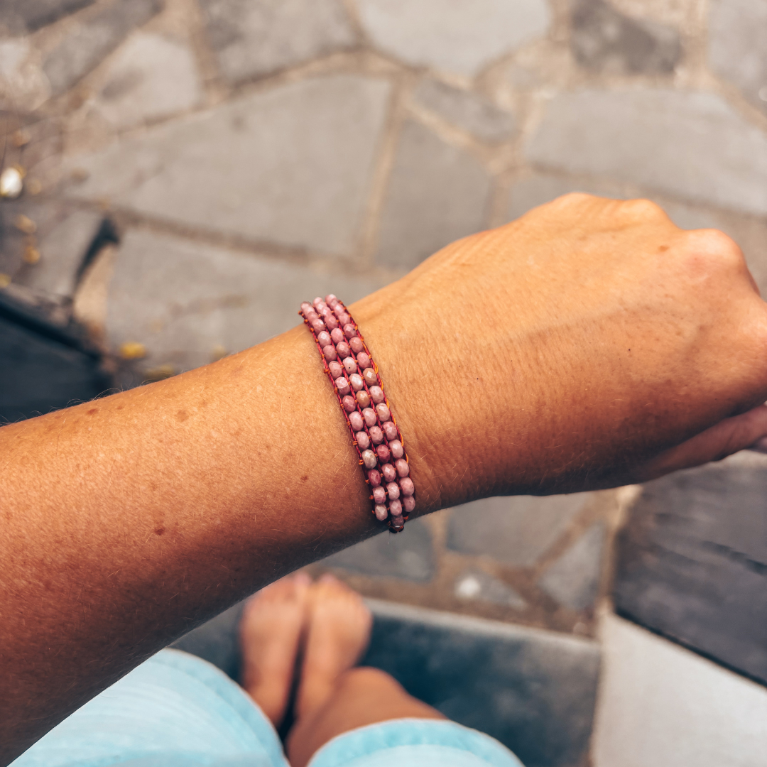 Bracelet manchette Signature en rhodonite porté au poignet