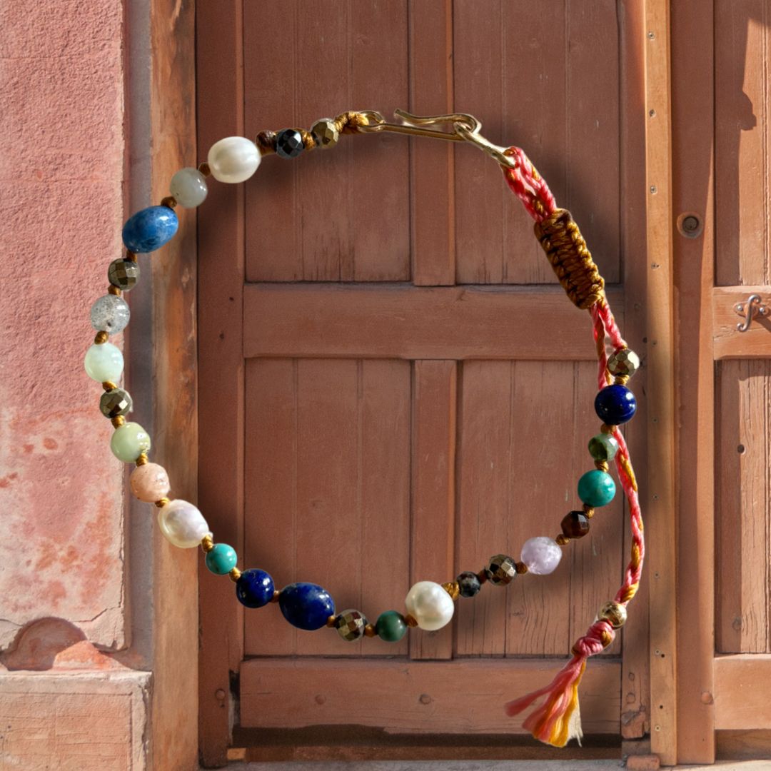 Bracelet Signature MarlaH Bijoux, fil noué à la main avec perles nacrées, lapis-lazuli, pyrite facettée et amazonite, fermoir gold filled