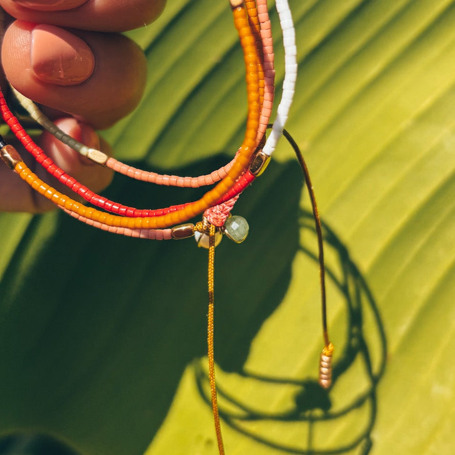 Gros plan sur les perles Miyuki multicolores du bracelet wrap