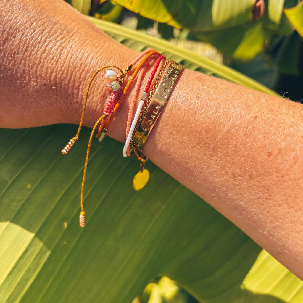 Bracelet wrap Miyuki multicolore au poignet, ambiance tropicale - bijou festival hippy Ibiza
