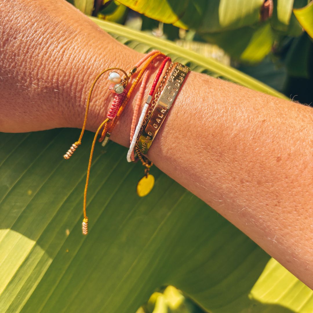 Bracelet wrap Miyuki multicolore au poignet, ambiance tropicale - bijou festival hippy Ibiza