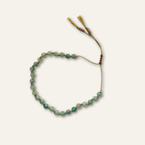 Bracelet noué en soie et pierres naturelles