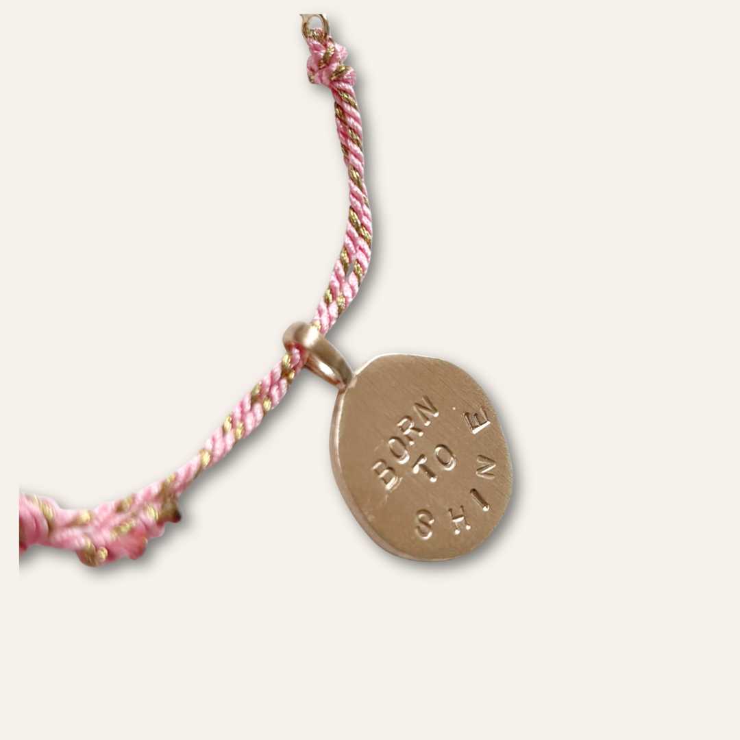 Gros plan sur gravure bracelet message fait main