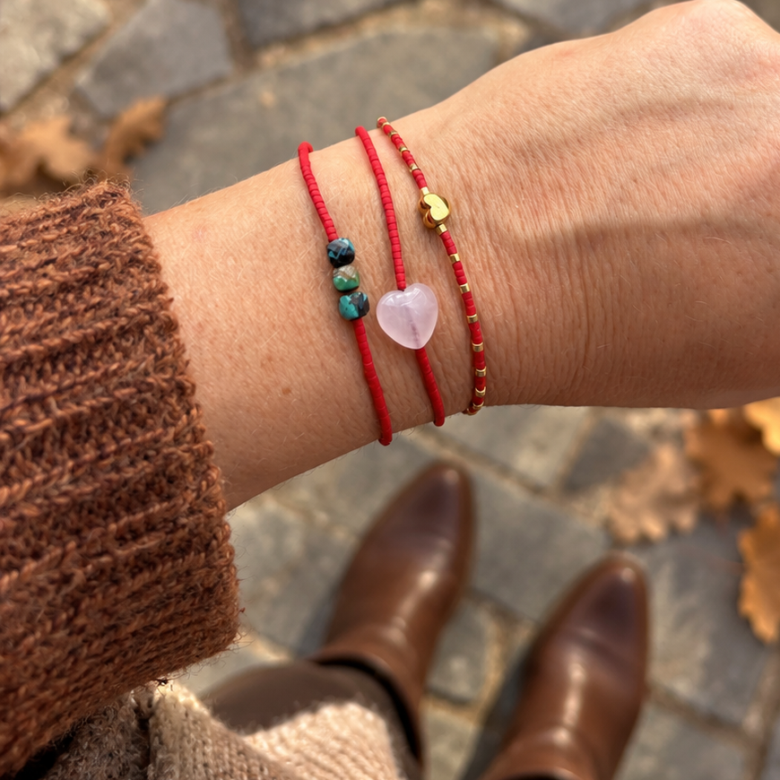 Ensemble de bracelet rouge porté avec une tenue automnale