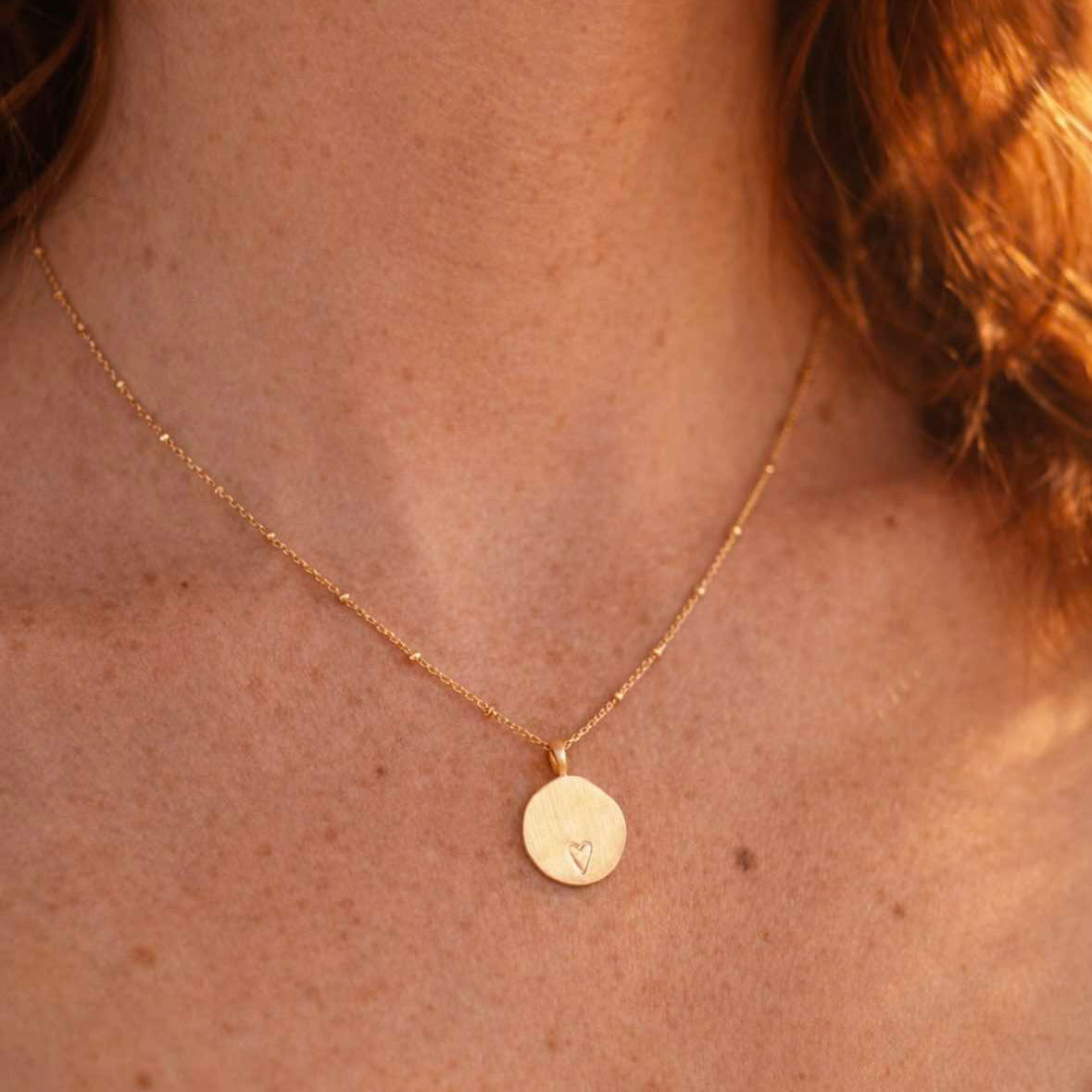 Chaine délicate et médaille avec un coeur femme amoureuse fiancée mariée maman mure