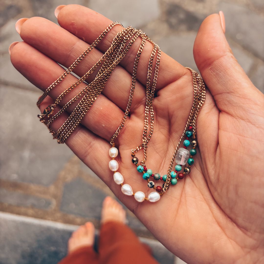 Collier chaîne perlée Signature porté à la main, chaîne plaquée or et pierres naturelles