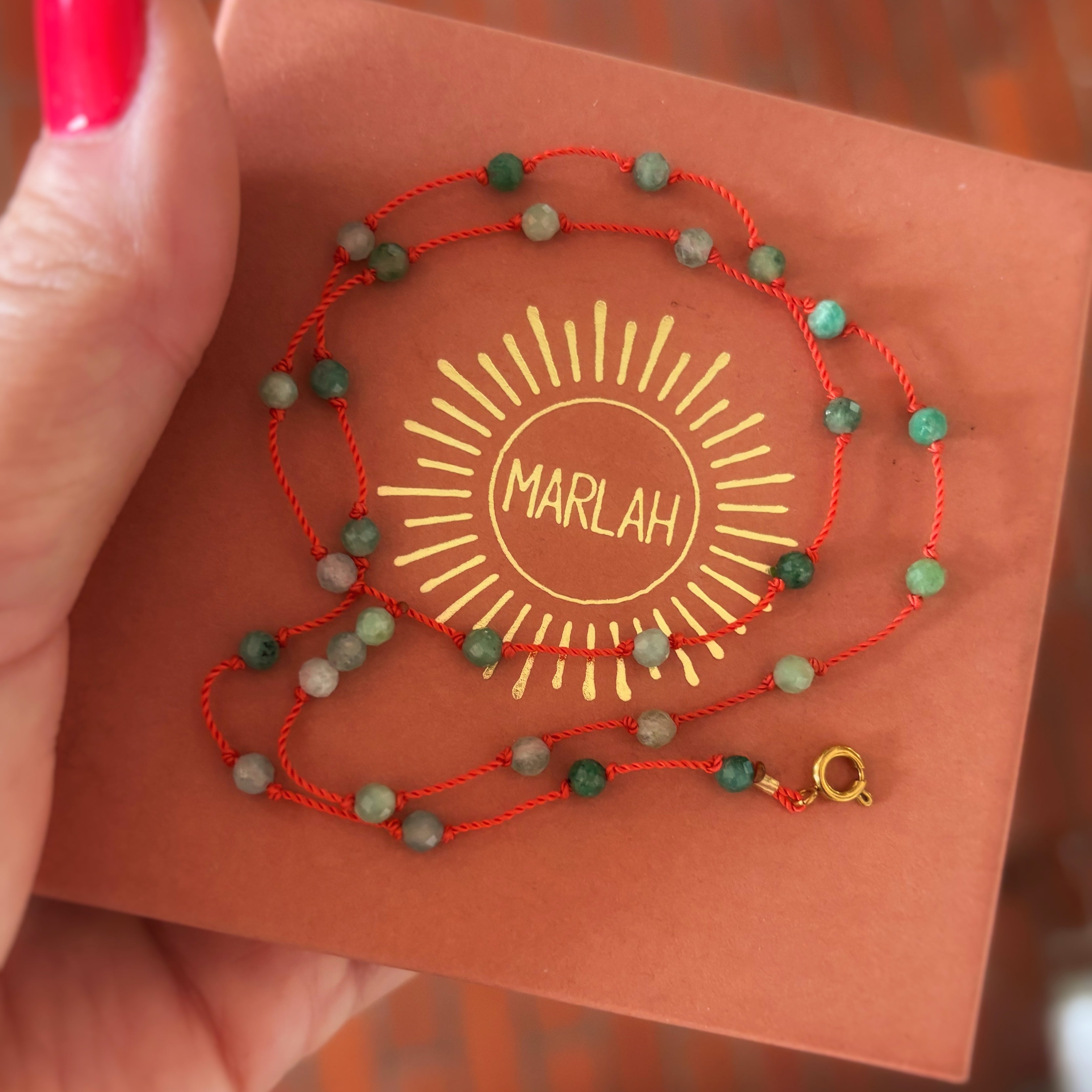 Collier Le Lien émeraude naturelle présenté dans son coffret cadeau MarlaH Bijoux