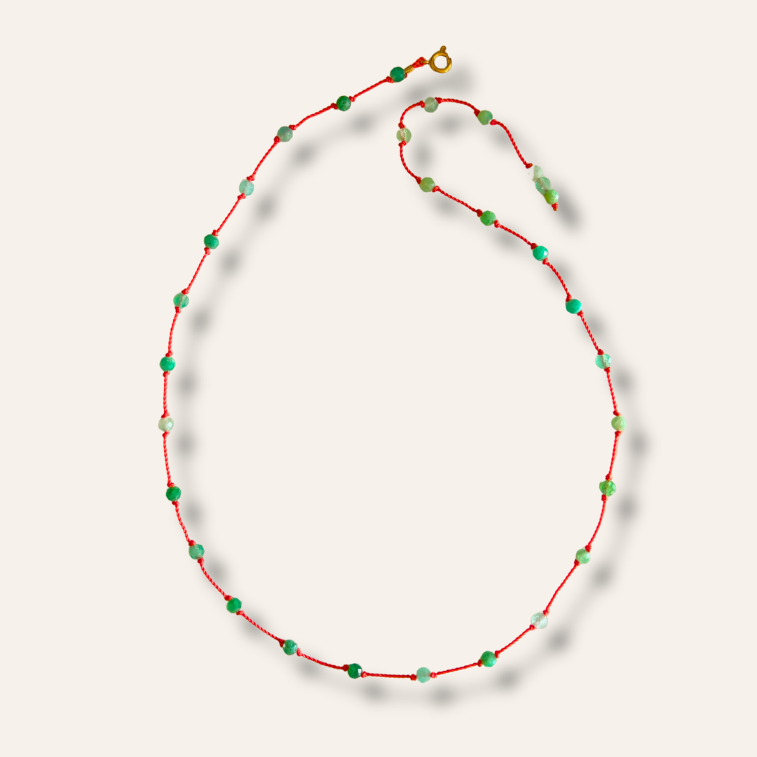 Collier Le Lien en émeraude naturelle posé à plat, fermoir mousqueton doré