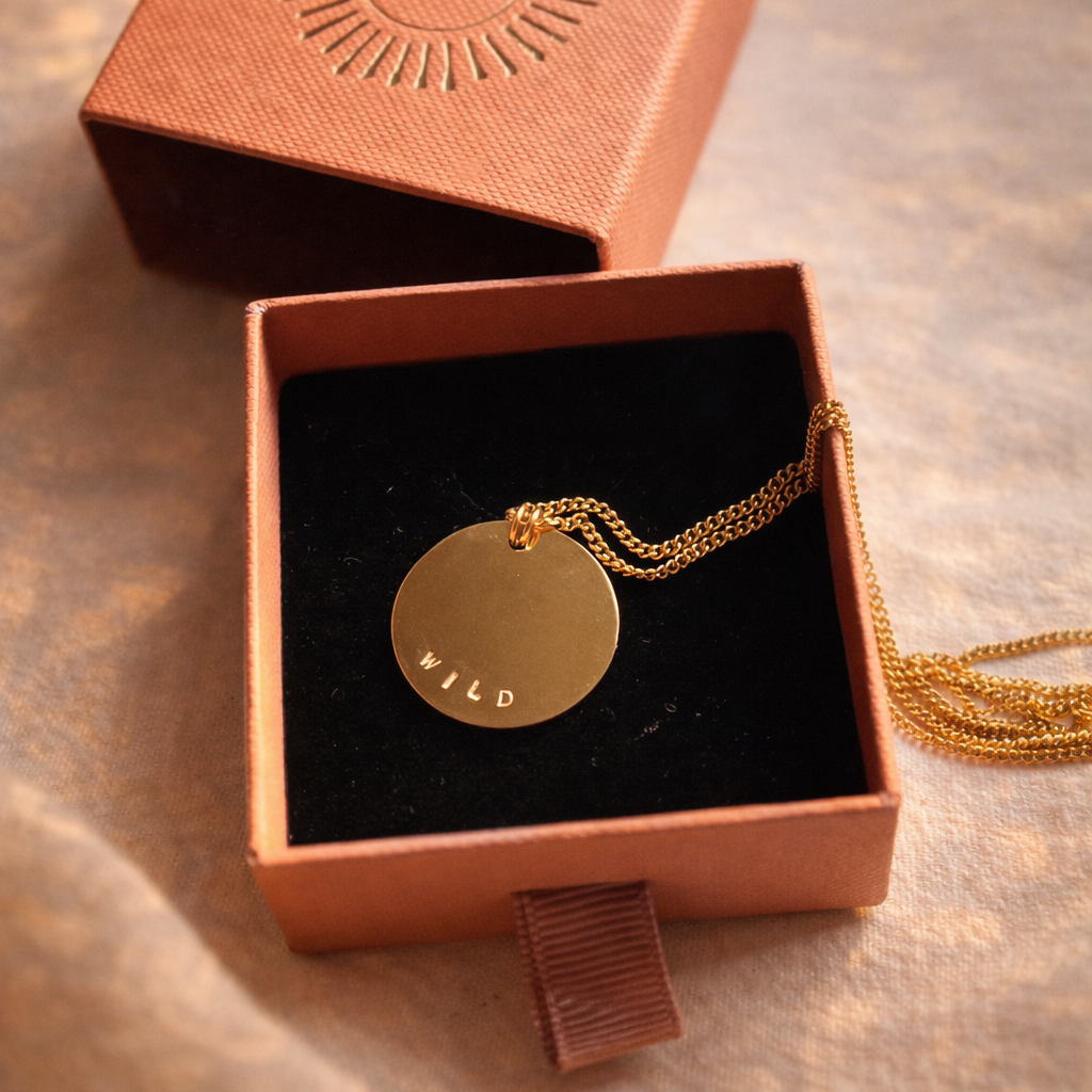 Pendentif sur chaine or gravé à la main dans un écrin pour bijoux