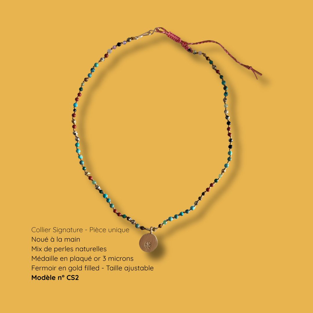 Collier Signature MarlaH Bijoux modèle CS2, perles naturelles nouées à la main et médaille ronde en plaqué or 3 microns