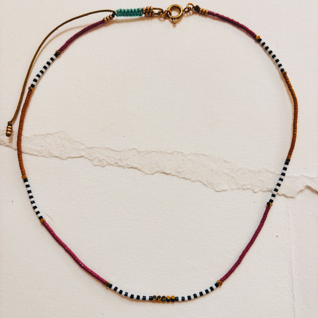 Collier surfeur HIPPY perles Miyuki multicolores posé à plat - bijou festival bohème Ibiza