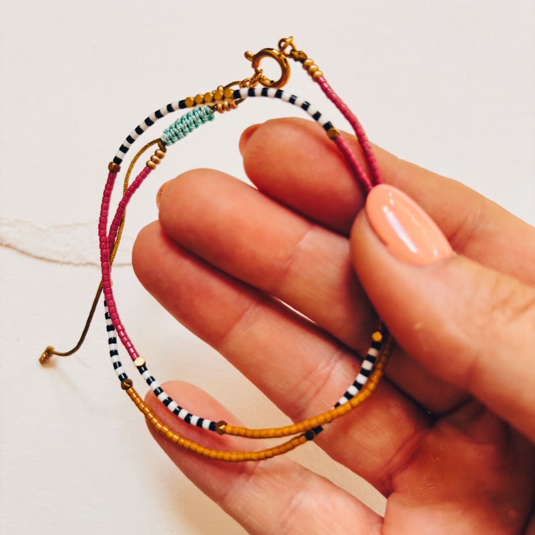 Collier surfeur HIPPY coloré perles Miyuki et hématites tenu en main - bijou festival bohème Ibiza