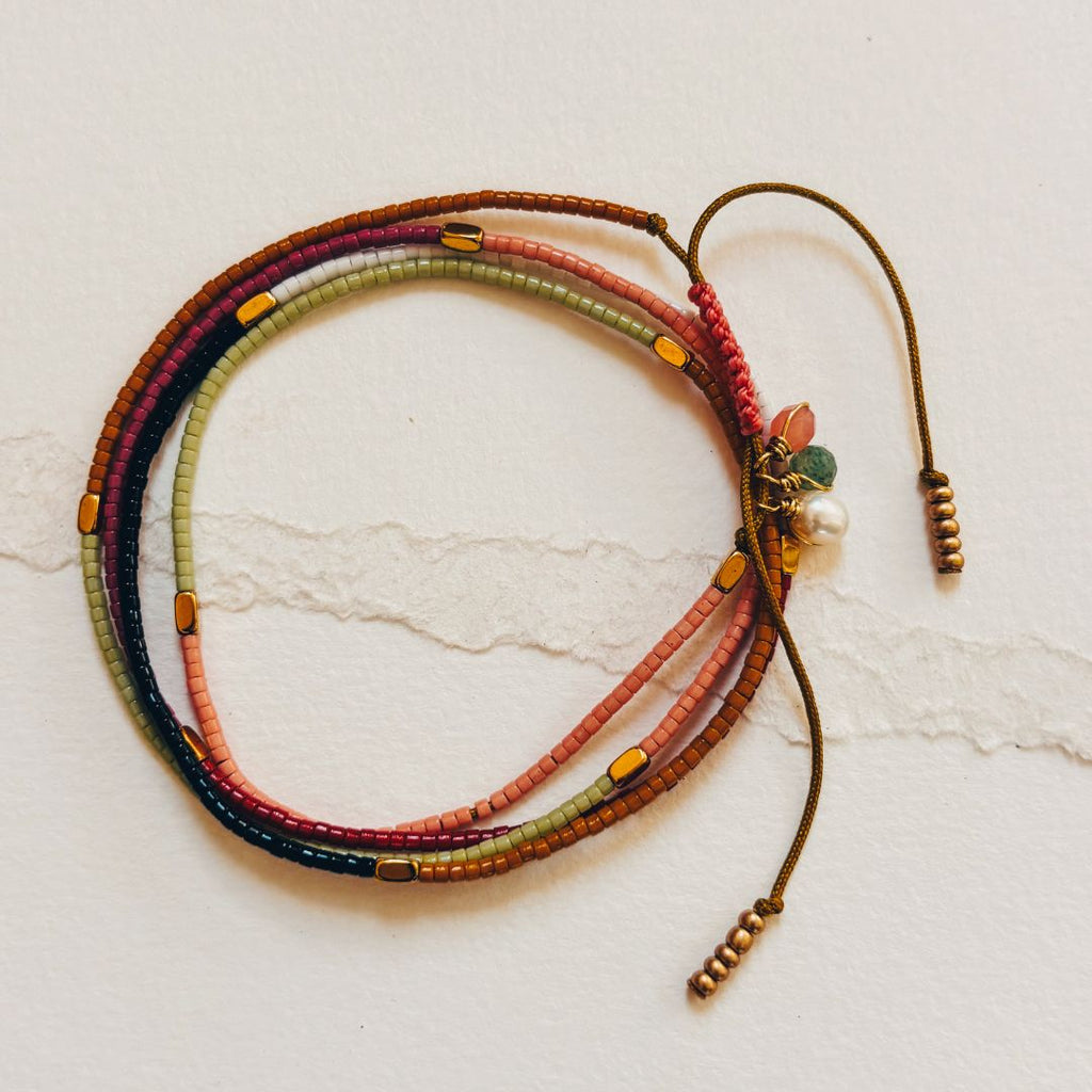 Détail collier wrap Miyuki multicolore et pierres naturelles - bijou festival bohème Ibiza