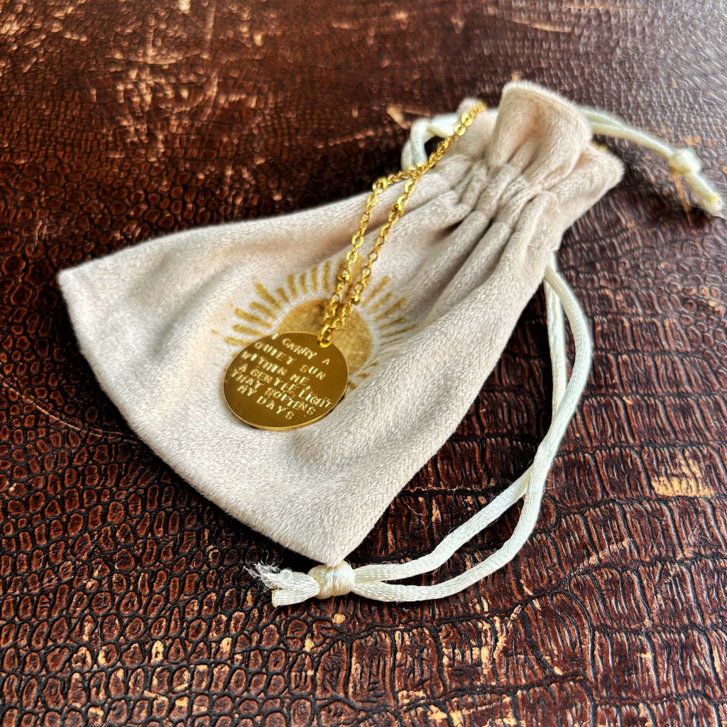 Collier talisman "I carry a quiet sun with me, a gentle light that warms my days"