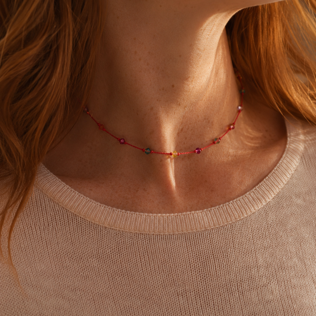 Collier cristaux swarovski multicolore porté avec une tenue automnale