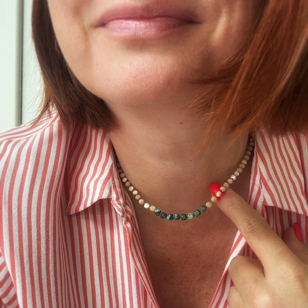 Femme portant le collier Signature MarlaH Bijoux, perles de nacre et turquoise naturelle autour du cou