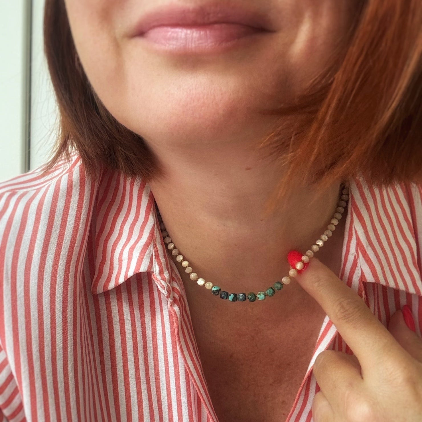 Femme portant le collier Signature MarlaH Bijoux, perles de nacre et turquoise naturelle autour du cou