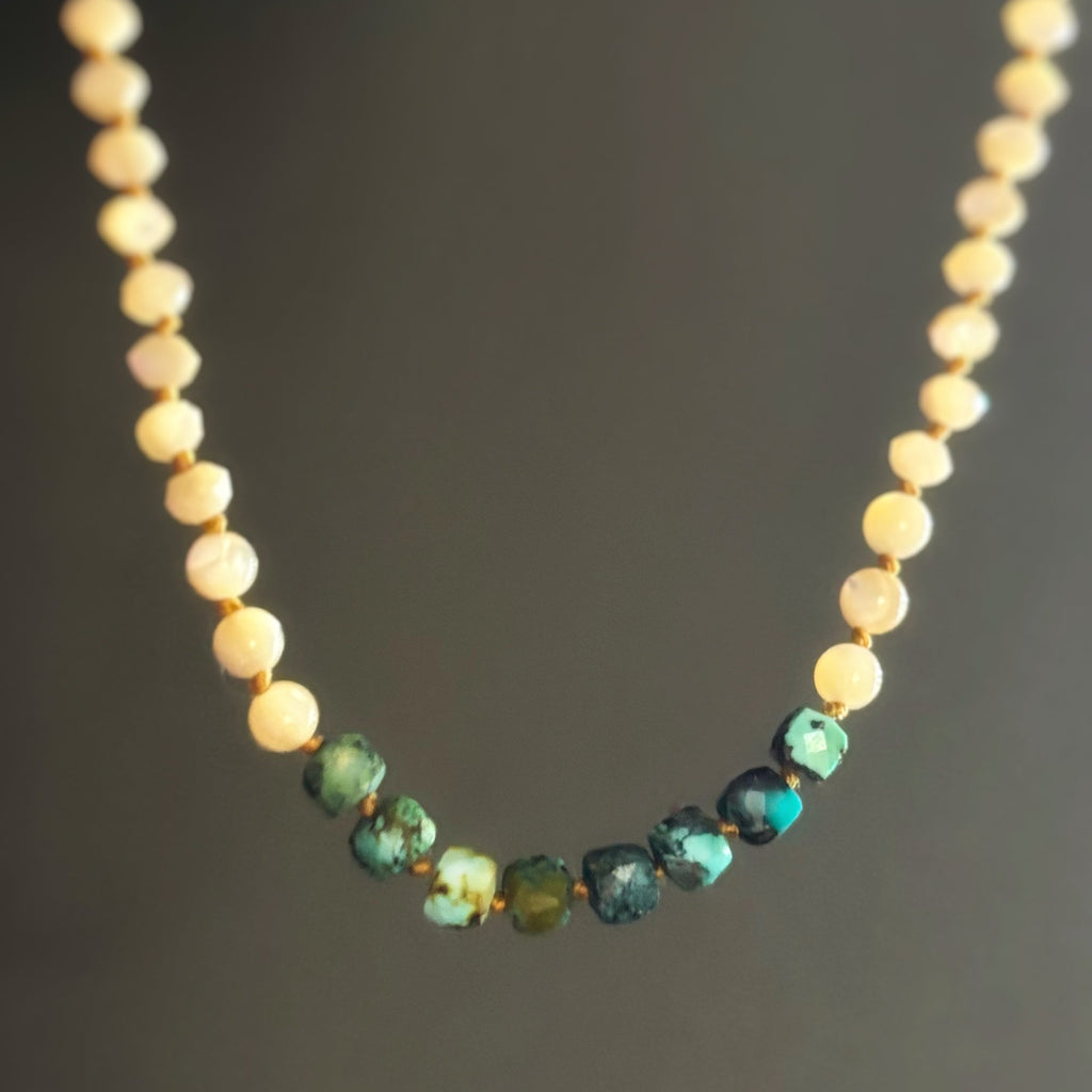 Détail du collier Signature nacre et turquoise naturelle, gros plan sur les perles nouées à la main