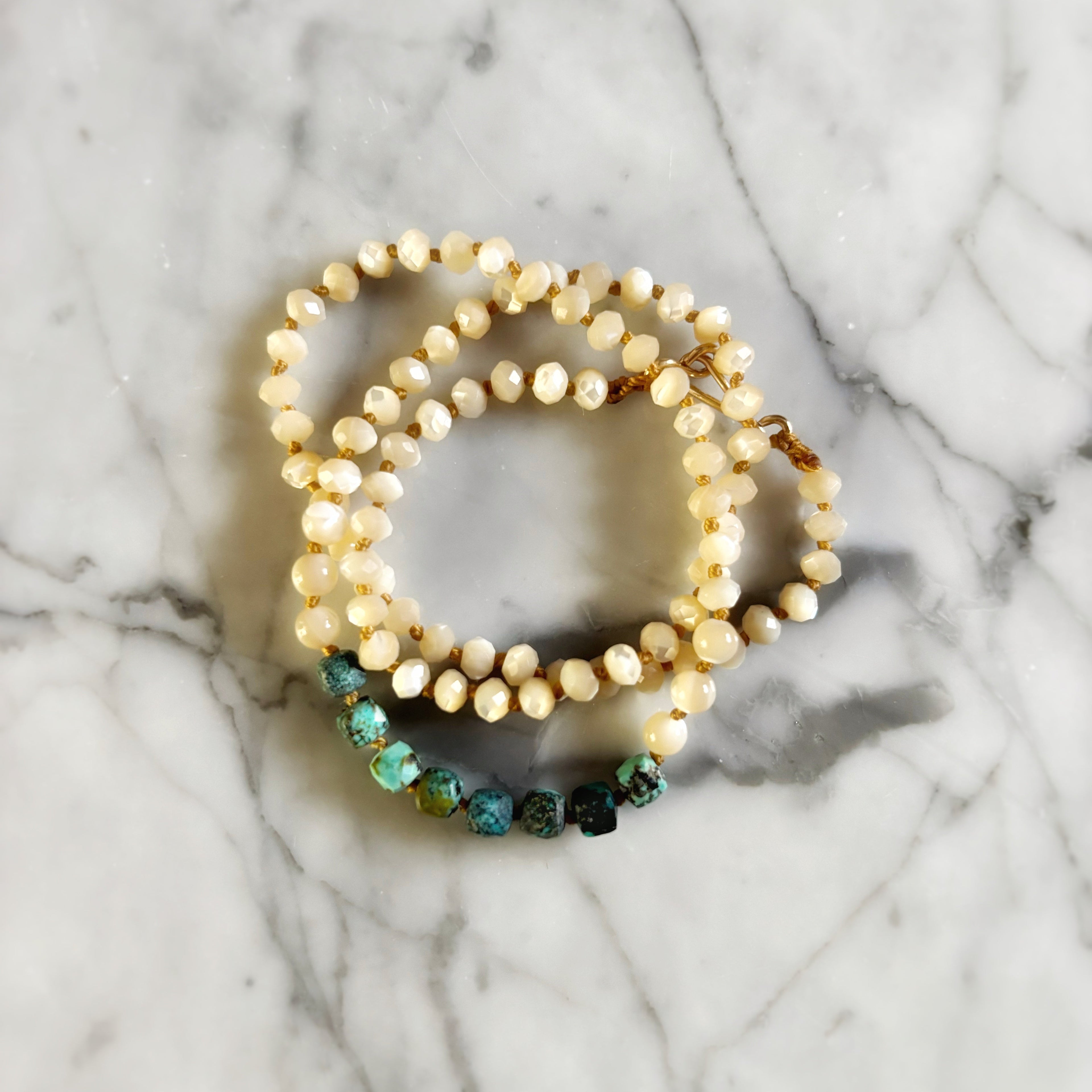Collier Signature MarlaH Bijoux enroulé sur marbre, perles de nacre et turquoise naturelle