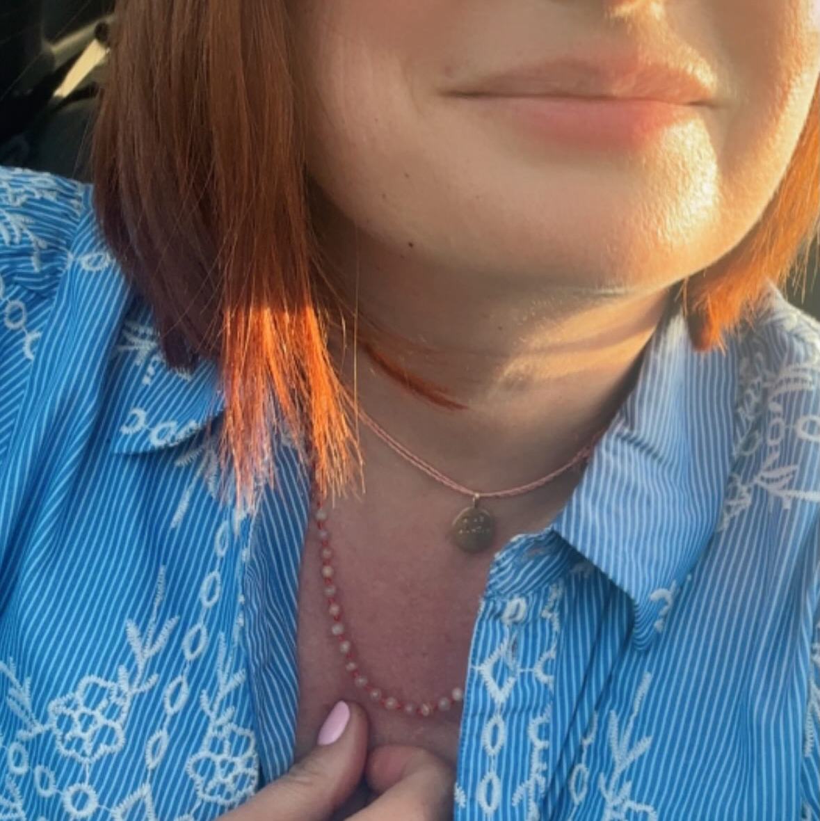 détails sur le bijou porté