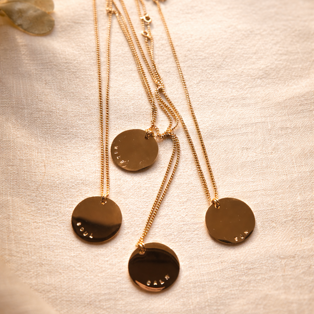 Pendentif or gravé en belgique avec un mot ensoleillé