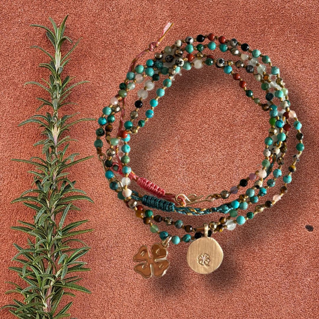 Collier Signature MarlaH Bijoux, pièce unique noué à la main avec perles naturelles et médaille en plaqué or 3 microns, fermoir gold filled