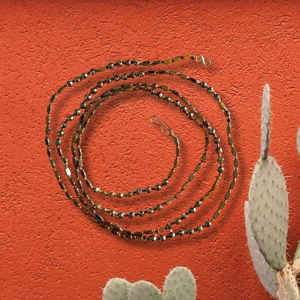 Collier multirang Multirang Signature en pierres naturelles nouées à la main, porté en sautoir long - MarlaH Bijoux