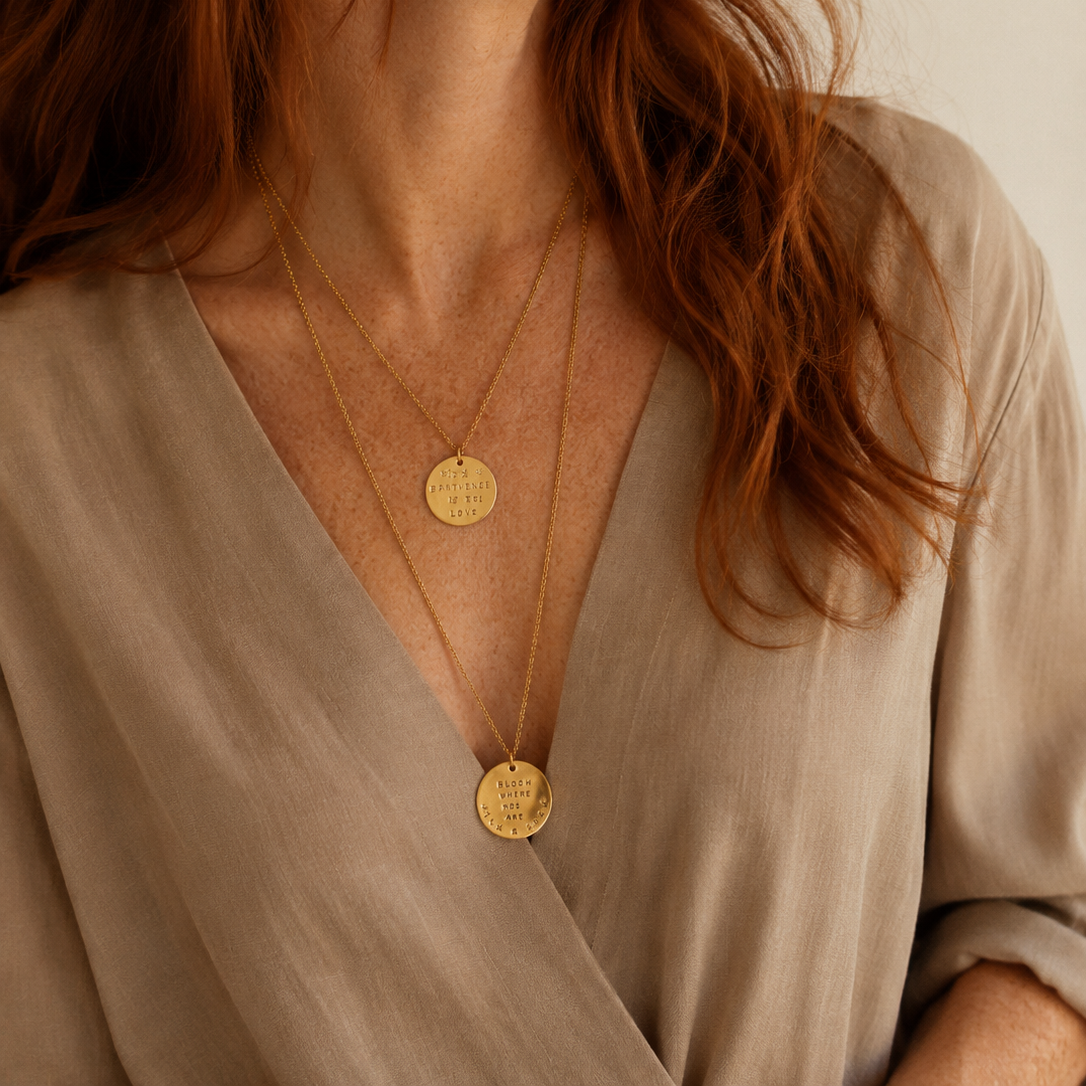 Collier à message porté en accumulation