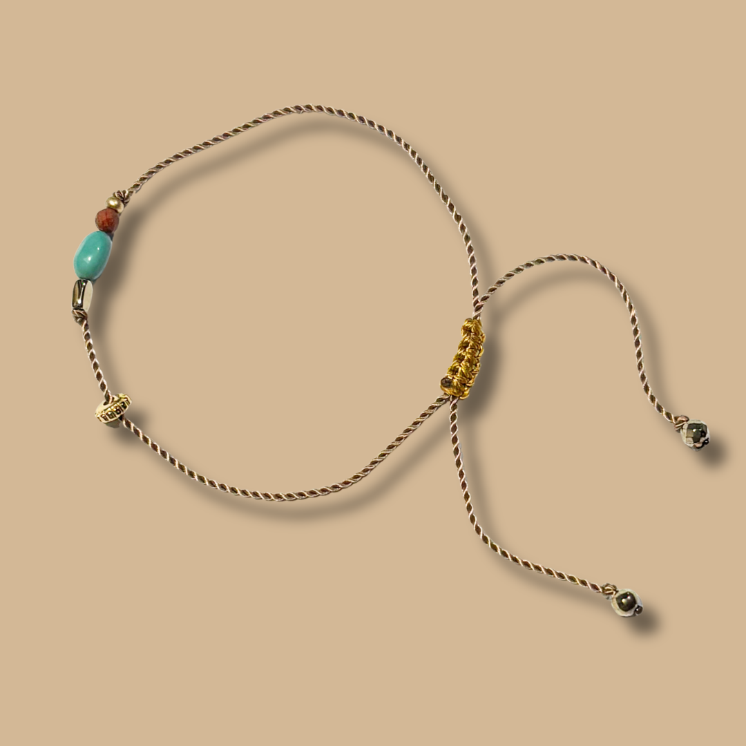 Bracelet mini HIPPY beige avec une turquoise