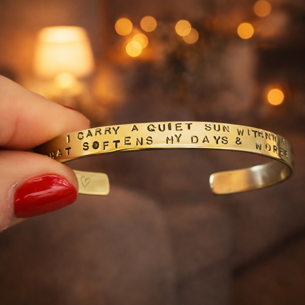 Détail du message gravé à la main sur un jonc en laiton artisanal