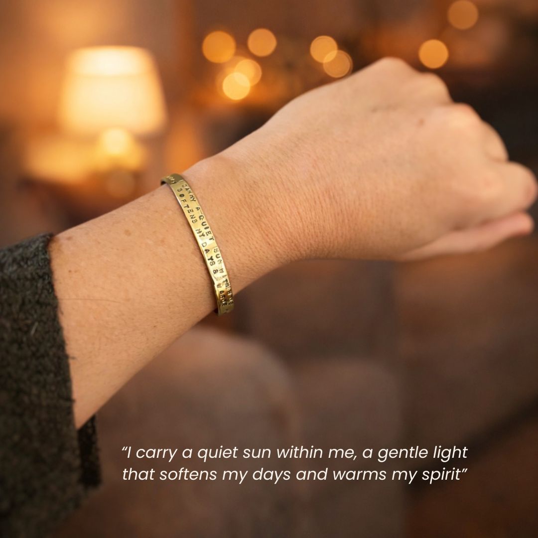 Jonc à message en laiton porté au poignet, bijou artisanal fait main en Belgique