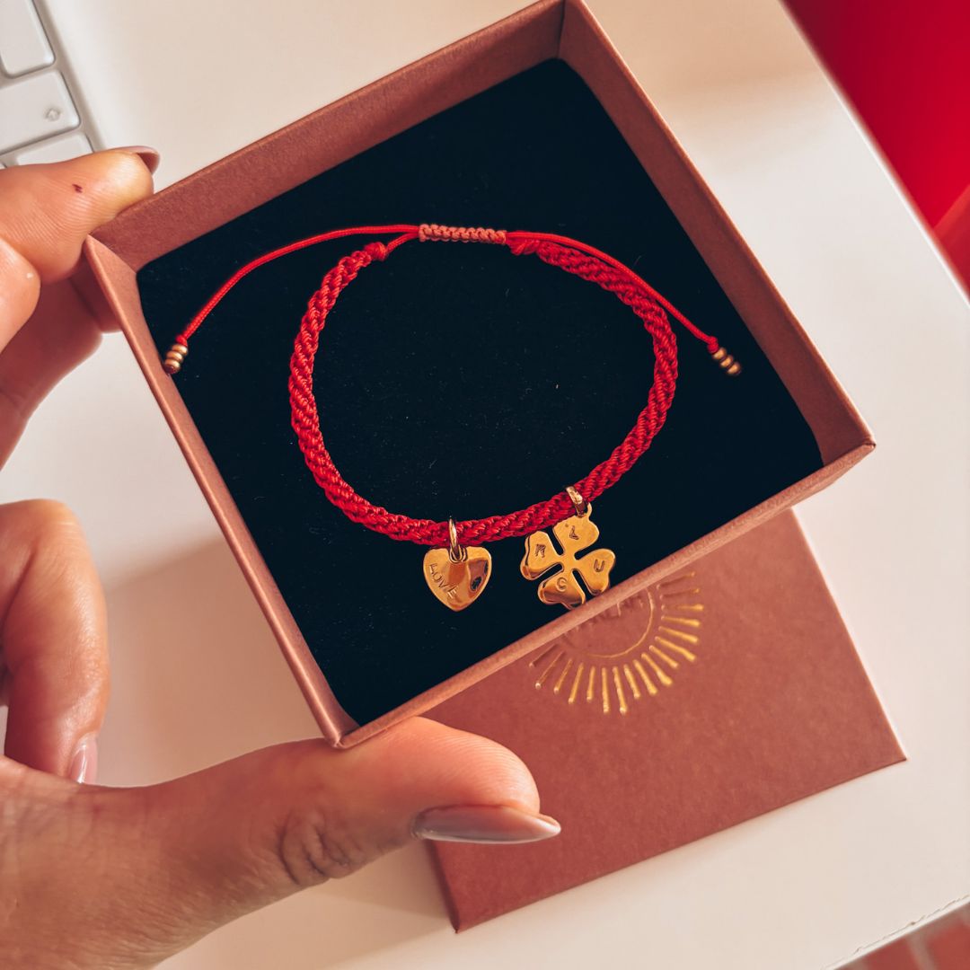 Bracelet Talisman Lucky Love rouge présenté dans son écrin cadeau de luxe MARLAH