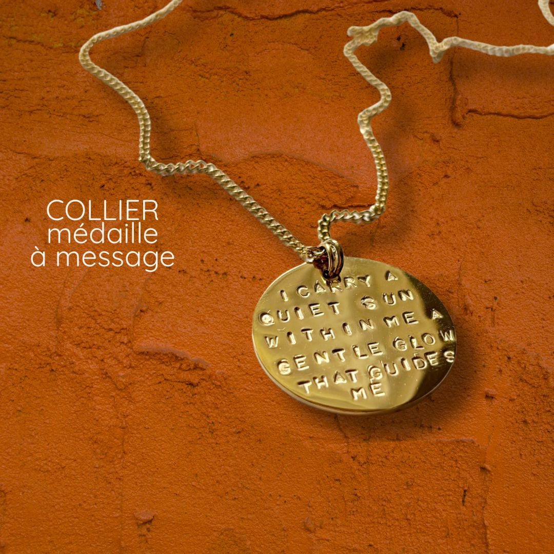 Long collier médaille à message gravé à la main, sautoir doré, acier inoxydable plaqué or - MarlaH Bijoux