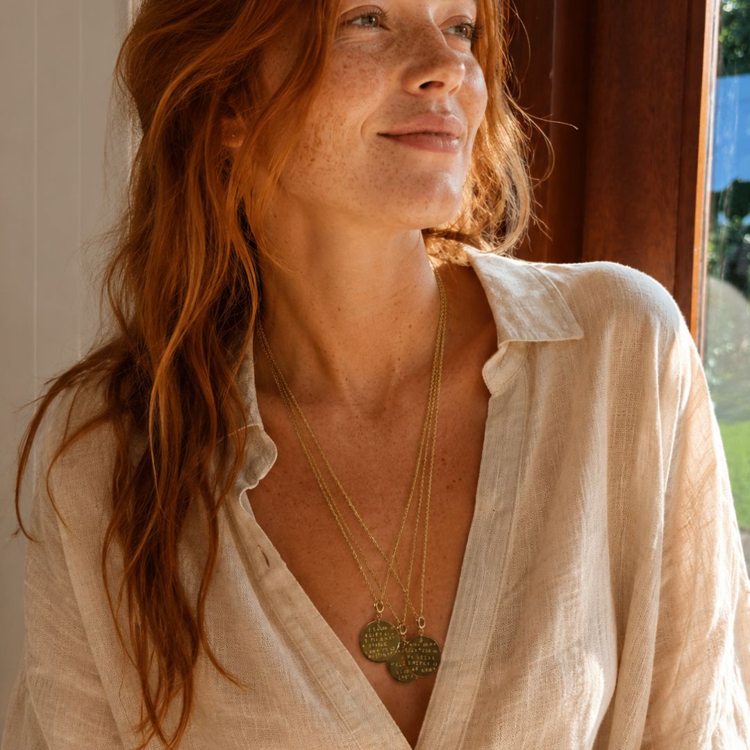 long collier médaille message porté par une femme été