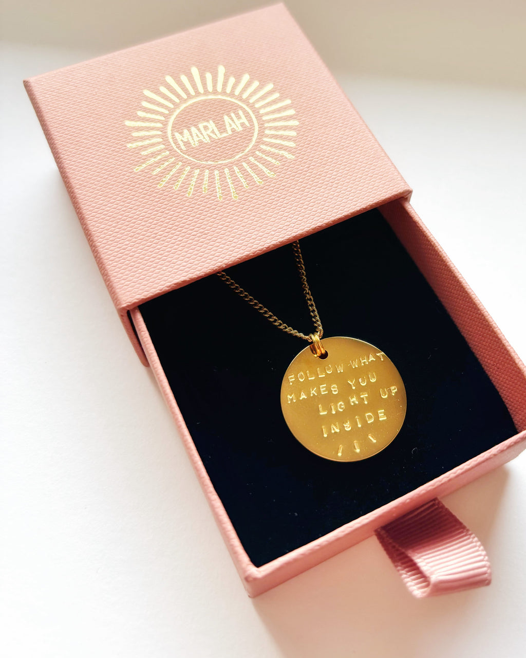 Collier packaging soigné cadeau idéal à offrir à sa maman