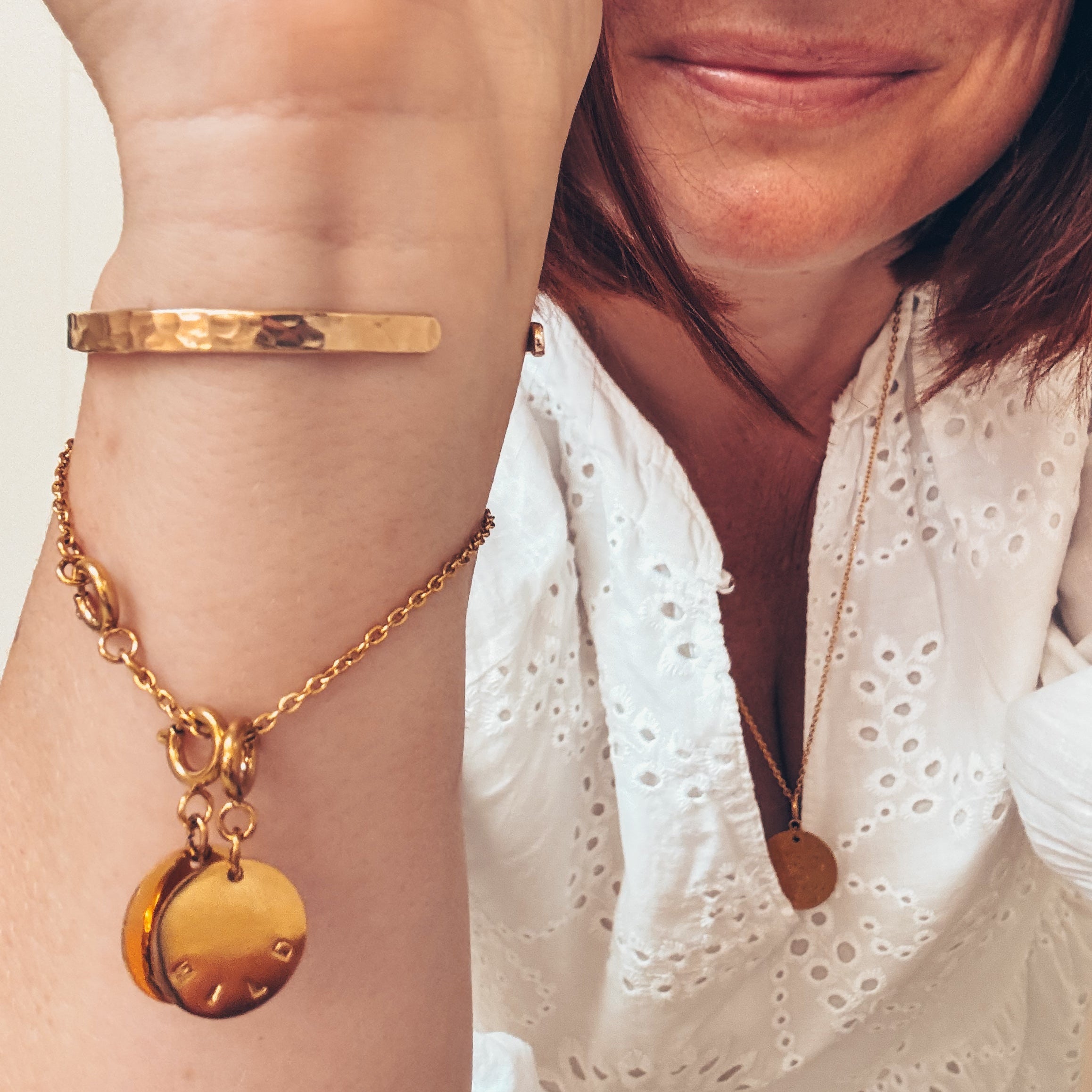 2 médailles portées sur un bracelet