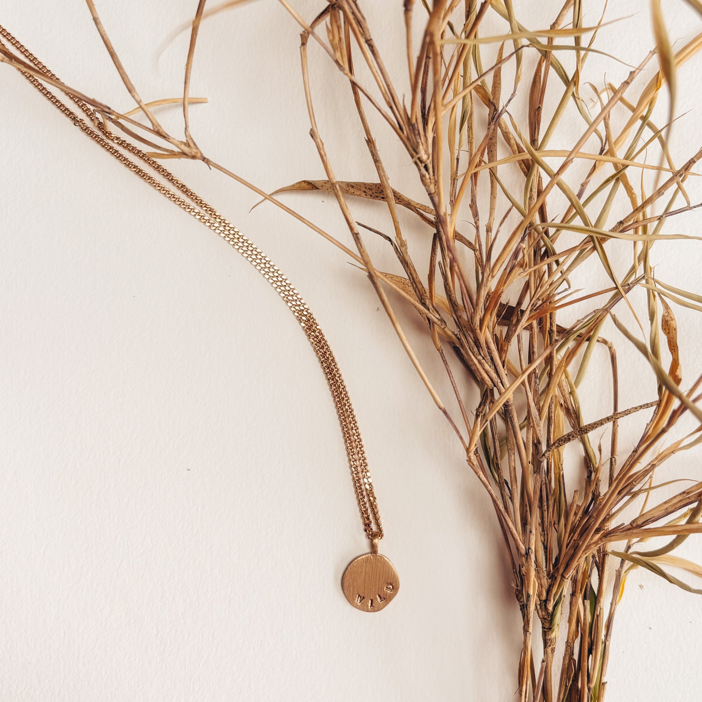 Pendentif poiçonné à la main créatrice belge