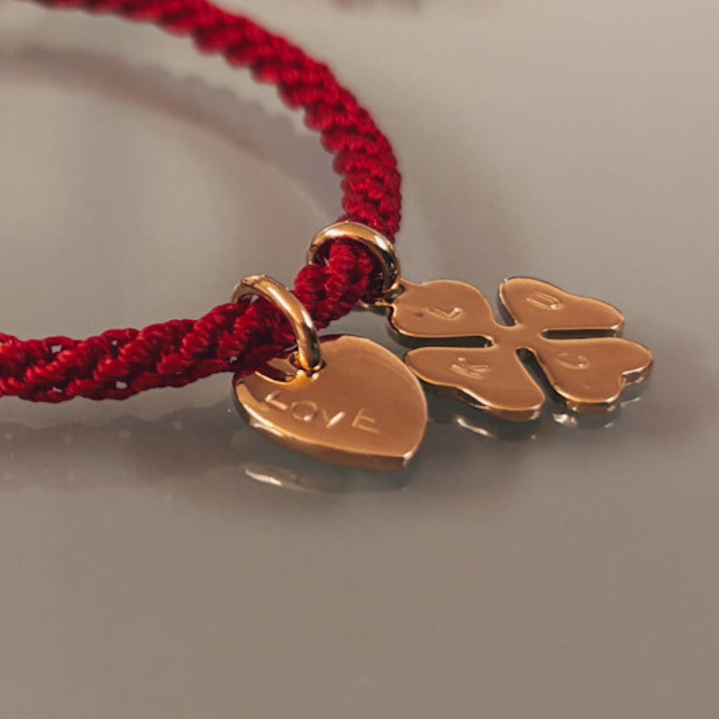 Bracelet Talisman Lucky Love rouge tissé main avec breloques cœur et trèfle plaqué or