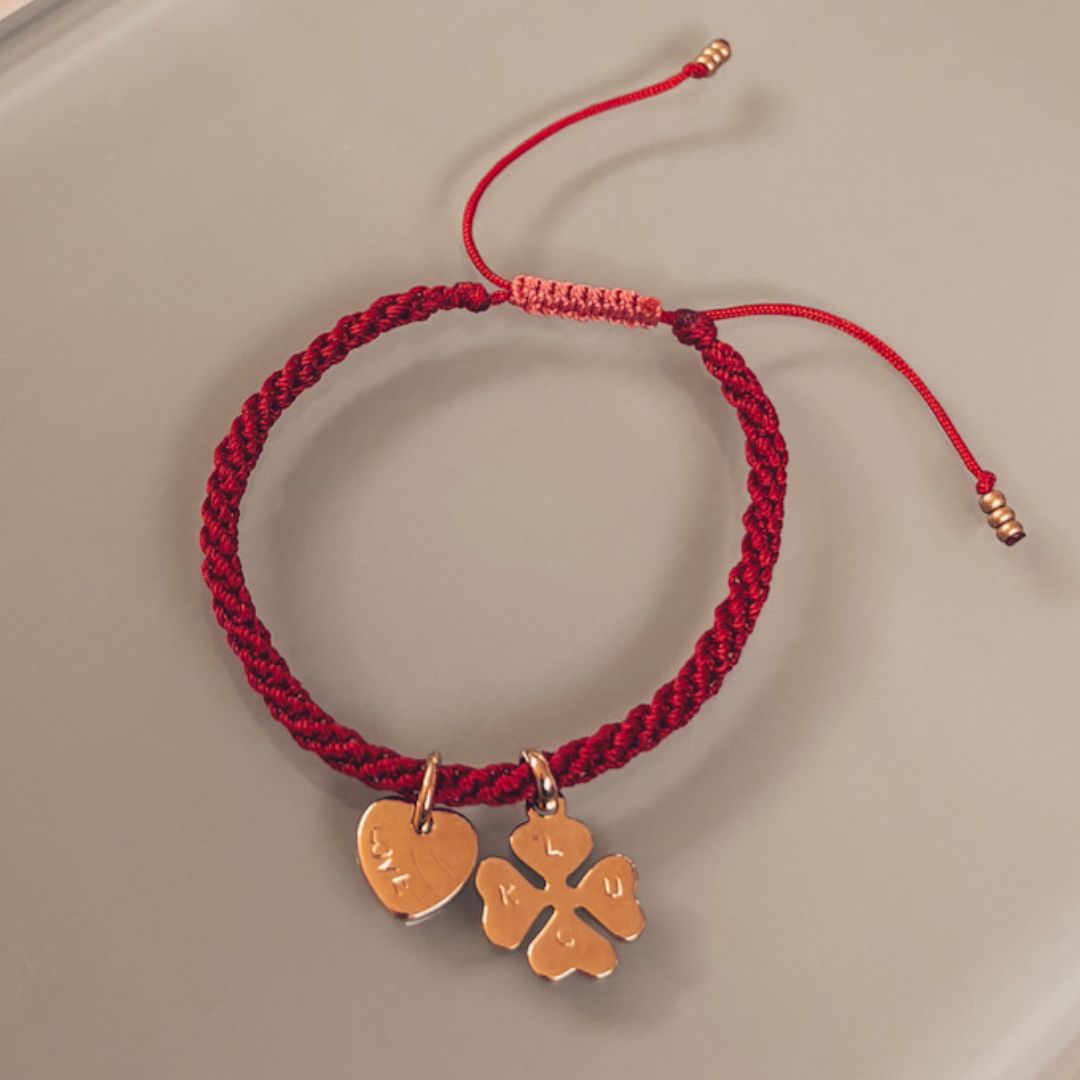 Bracelet rouge Talisman Lucky Love avec breloques cœur gravé love et trèfle quatre feuilles gravé luck