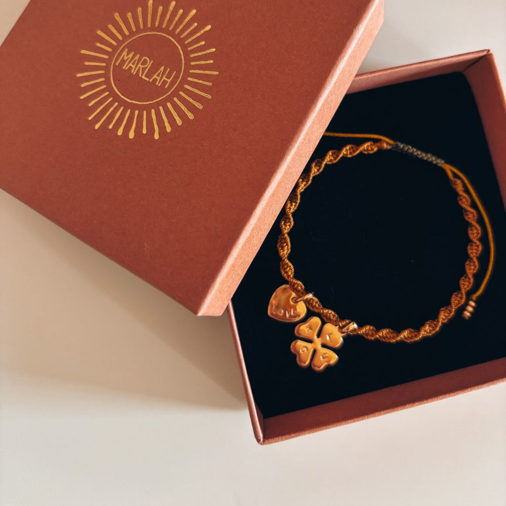 Bracelet Talisman du Soleil présenté dans son écrin cadeau de luxe MARLAH